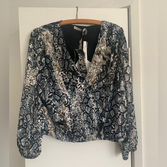 Alice + Olivia ‘Luba’ snake print silk-blend blouse with detachable collar - Picture 2 of 12